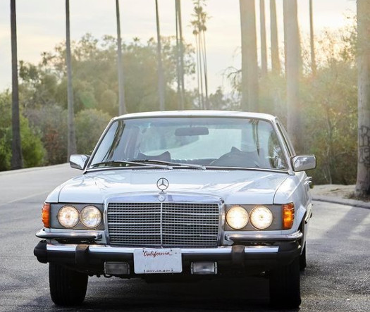 Έντυσε πανάκριβο vintage αυτοκίνητο με… κιλίμια από την Περσία – Απίστευτες εικόνες