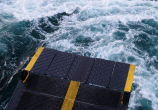 Πειραιάς: «Ήταν συνταρακτικό αυτό που ζήσαμε» λέει ο επικελευστής που βούτηξε στο λιμάνι και έσωσε την 5χρονη