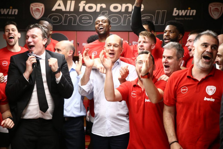 Οι ξέφρενοι πανηγυρισμοί των Αγγελόπουλων στα αποδυτήρια