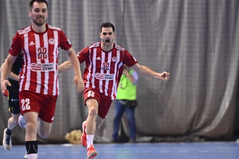 Τρομερός Ολυμπιακός, «πάτησε» την ΑΕΚ και έκανε το 1-0 στους τελικούς (26-29)