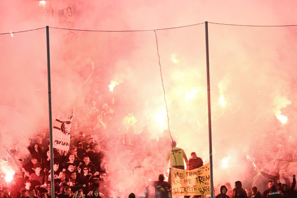 Σοκαριστική πτώση οπαδού της ΑΕΚ στην τάφρο του ΟΑΚΑ (vid)