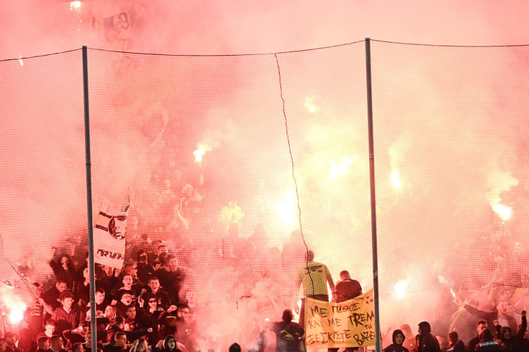 Σοκαριστική πτώση οπαδού της ΑΕΚ στην τάφρο του ΟΑΚΑ (vid)
