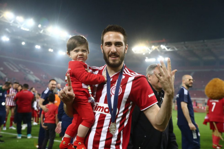 Στιγμές από την απονομή του πρωταθλήματος στον Ολυμπιακό (pics)