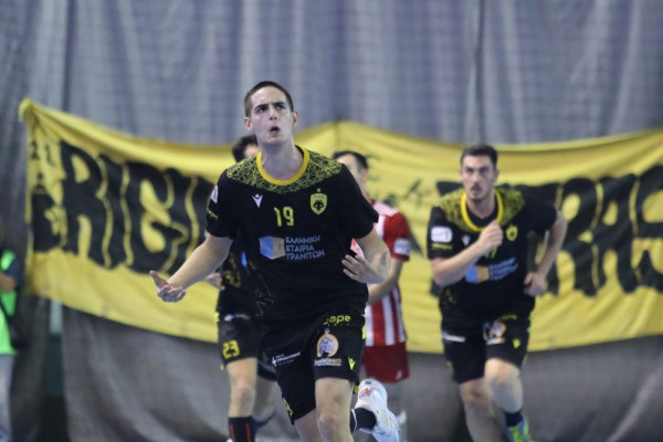 Νίκησε και μείωσε σε 2-1 η ΑΕΚ (26-23)