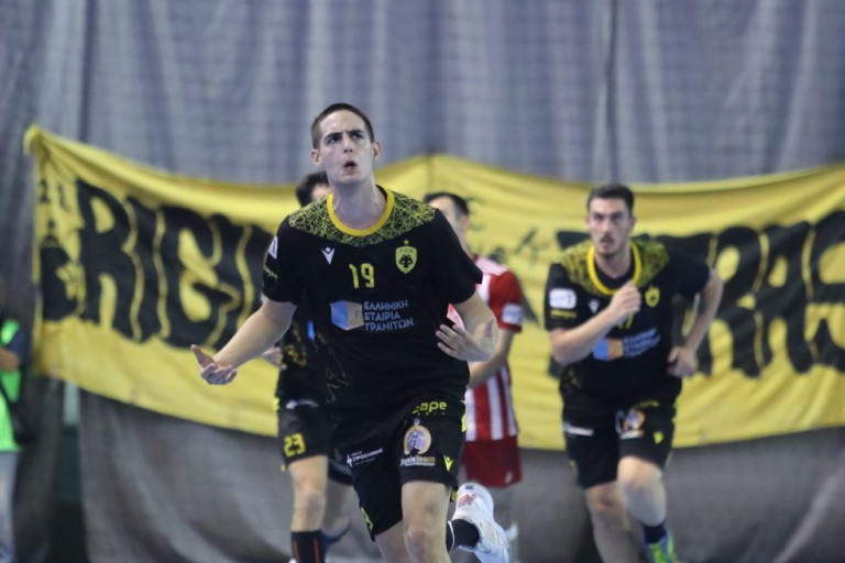 Νίκησε και μείωσε σε 2-1 η ΑΕΚ (26-23)