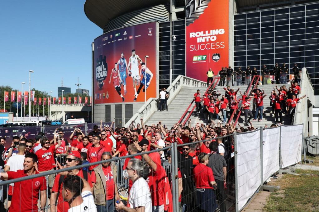 «Βράζει» η Stark Arena από τις φωνές των οπαδών του Ολυμπιακού (vids, pics)