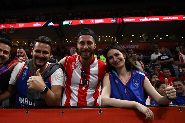 Δίπλα-δίπλα οπαδοί του Ολυμπιακού και της Εφές