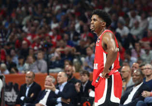 Ανησυχία με ΜακΚίσικ στον Ολυμπιακό – Αποχώρησε με πρόβλημα στον αχίλλειο