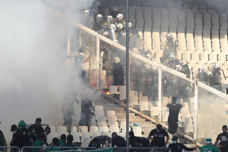 Ο τελικός της ντροπής στο ΟΑΚΑ με ξύλο, δακρυγόνα και εικόνες χάους