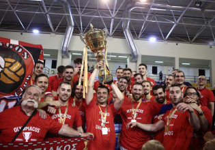 Η απονομή του τίτλου στον Ολυμπιακό (vid)