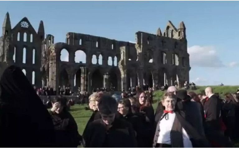 Βρετανία: Η πόλη Ουίτμπι έσπασε το παγκόσμιο ρεκόρ συνάθροισης… βαμπίρ