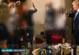 Partygate: Νέες φωτογραφίες του Τζόνσον αναθερμαίνουν το σκάνδαλο