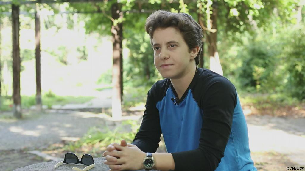 Ο άντρας με τις αναμνήσεις μιας γυναίκας: Η ιστορία ενός τρανς από τη Συρία που «γεννήθηκε» στο Βερολίνο