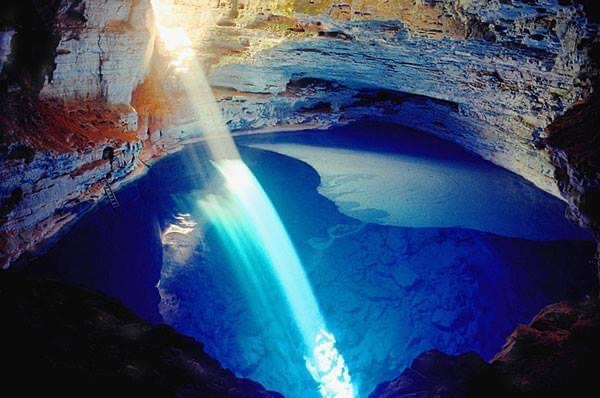 Μωβ σπήλαιο: Το κρυμμένο «διαμάντι» της Εύβοιας - Βίντεο από ψηλά
