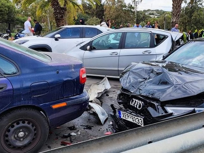 Τροχαίο στην παραλιακή: Καταγγελίες για κόντρες που οδήγησαν στην καραμπόλα – Στον ίδιο δρόμο που πέθαναν Mad Clip και Τζώρτζης Μονογυιός