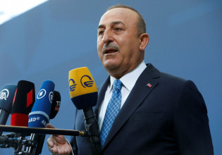 Μεβλούτ Τσαβούσογλου: «Εμείς δεν ζητάμε από καμία χώρα να αλλάξει το όνομά της, όπως έκανε η Ελλάδα με τη Μακεδονία»