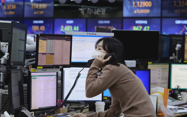 Ο πόλεμος στην Ουκρανία προκαλεί ένα πολύπλευρο οικονομικό σοκ