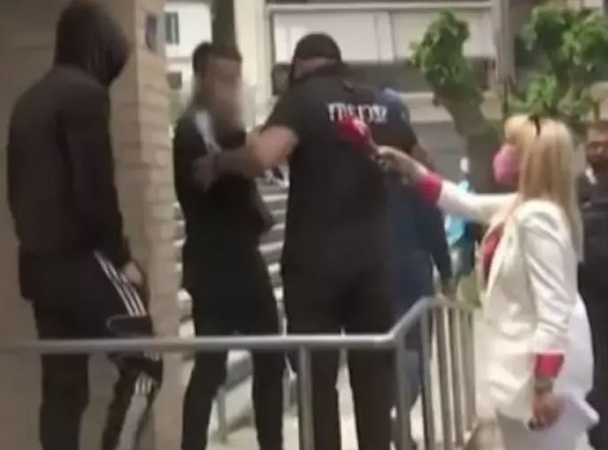 Thug Slime: Χειρονομία σε δημοσιογράφο έξω από τα δικαστήρια της Θήβας - Δείτε το βίντεο