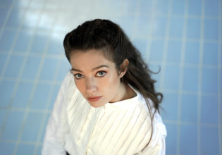 Eurovision 2022: Όσα θα χρειαστείς για να φωνάξεις «Die Together» με την Αμάντα Γεωργιάδη