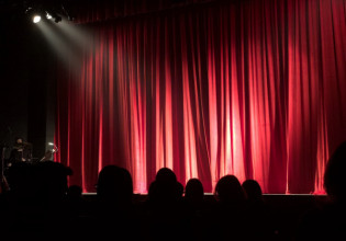 Γνωστή ηθοποιός σοκάρει – «Δεν μπορώ να σταματήσω να αγαπώ τον Πέτρο Φιλιππίδη»