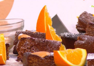 Ο Τίμος Ζαχαράτος μάς ετοιμάζει brownies με ταχίνι και πορτοκάλι