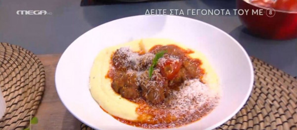Ο Τίμος Ζαχαράτος μάς ετοιμάζει κεφτεδάκια κοκκινιστά με πουρέ πατάτας!