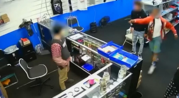 ΗΠΑ: Ανταλλαγή πυροβολισμών μέσα σε κατάστημα καπνού – Ένας νεκρός