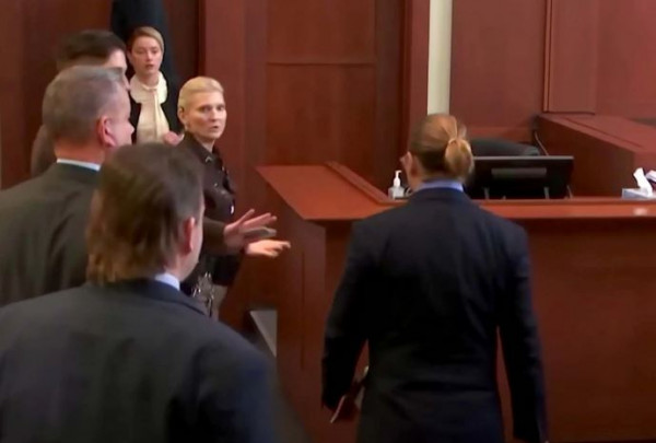 Άμπερ Χερντ: Η αντίδραση της 36χρονης όταν ο Τζόνι Ντεπ πήγε να την πλησιάσει στο δικαστήριο