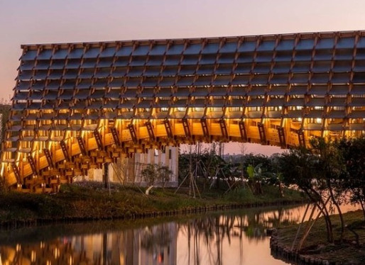 Απίστευτη ξύλινη γέφυρα στην Κίνα έγινε πόλος έλξης τουριστών