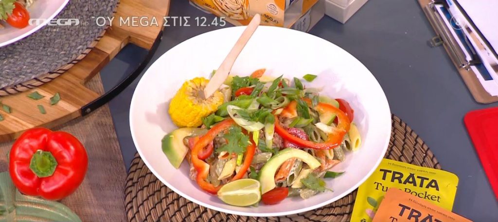 Λαχταριστή καλοκαιρινή σαλάτα με καπνιστό τόνο