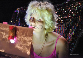 Η Έλλη Παπακωνσταντίνου μιλά για το πως χτίζεται η θηλυκότητα σε έναν πατριαρχικό κόσμο