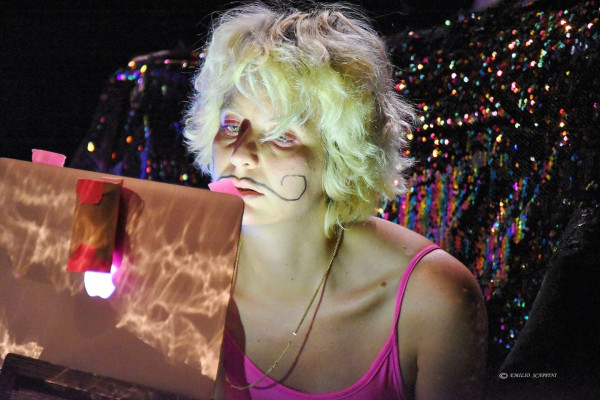 Η Έλλη Παπακωνσταντίνου μιλά για το πως χτίζεται η θηλυκότητα σε έναν πατριαρχικό κόσμο