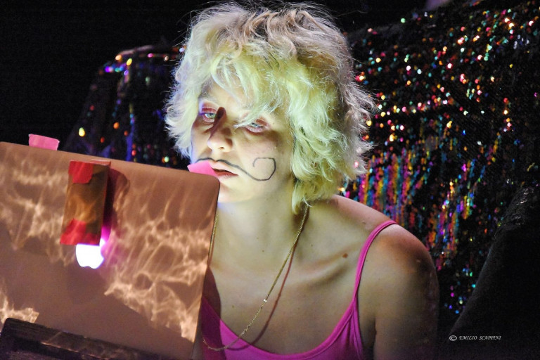 Η Έλλη Παπακωνσταντίνου μιλά για το πως χτίζεται η θηλυκότητα σε έναν πατριαρχικό κόσμο