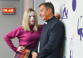 Το χαμόγελο της Ιωάννας και η υποκρισία