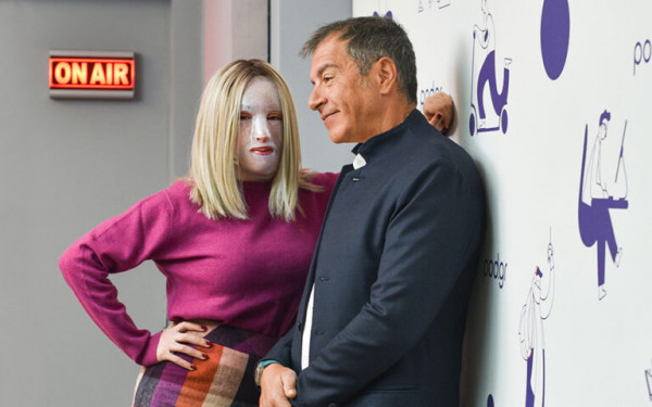 Το χαμόγελο της Ιωάννας και η υποκρισία