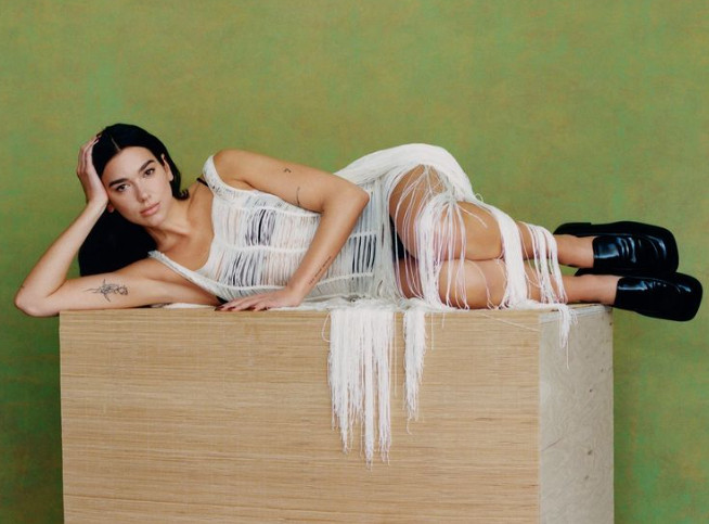 Η Dua Lipa φωτογραφίζεται για το εξώφυλλο της Vogue και αποδεικνύει ότι είναι άξια ambassador του 00s look