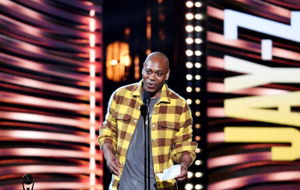 Dave Chappelle: Επίθεση επί σκηνής δέχτηκε ο γνωστός κωμικός