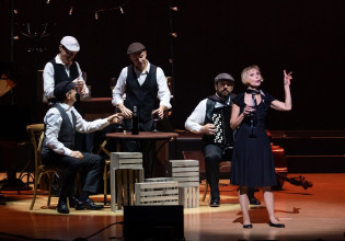 Ο εξωτερικός χώρος του Christmas Theater πλημμυρίζει με καλοκαιρινές εκδηλώσεις