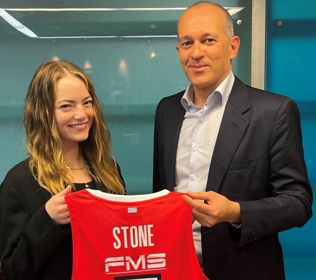 Έμα Στόουν: Ποζάρει μαζί με τη φανέλα του Ολυμπιακού