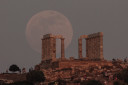 Πανσέληνος σήμερα: Μαγευτικές εικόνες με το «ματωμένο φεγγάρι» πάνω από τον ναό του Ποσειδώνα
