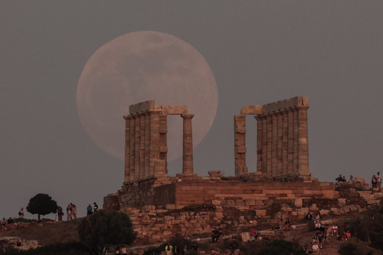 Πανσέληνος σήμερα: Μαγευτικές εικόνες με το «ματωμένο φεγγάρι» πάνω από τον ναό του Ποσειδώνα