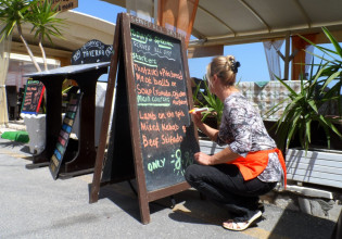 Τουρισμός: Τα «γκαρσόνια του Αιγαίου»… σήκωσαν κεφάλι – Οι τουρίστες έρχονται, αλλά ποιος θα τους εξυπηρετήσει;