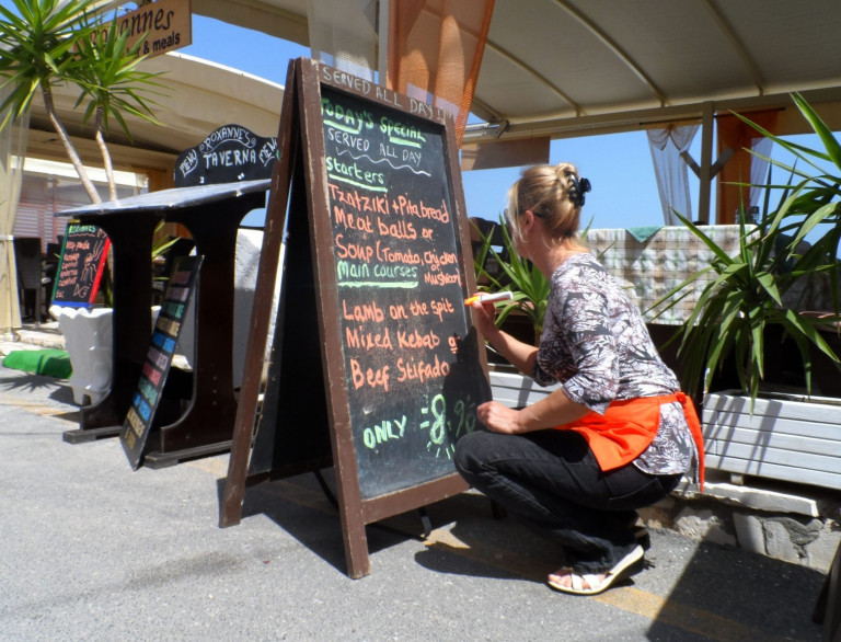 Τουρισμός: Τα «γκαρσόνια του Αιγαίου»… σήκωσαν κεφάλι – Οι τουρίστες έρχονται, αλλά ποιος θα τους εξυπηρετήσει;