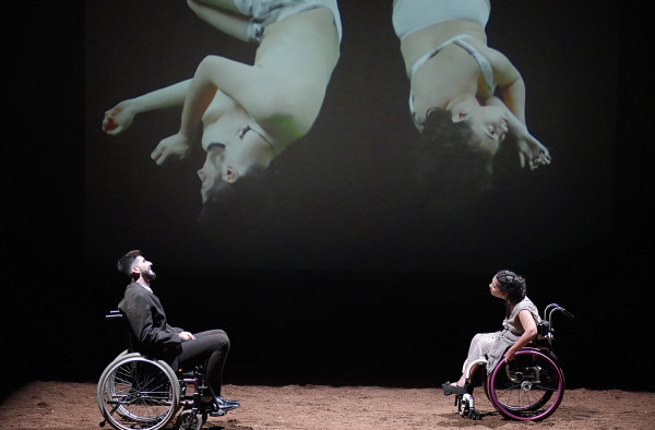 Ερωτευμένα Άλογα, μια παράσταση για τον έρωτα, την «αναπηρία» που εξουσιάζει, τορπιλίζει, δυναμιτίζει, φλέγει