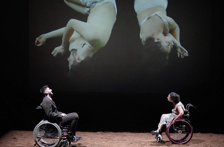 Ερωτευμένα Άλογα, μια παράσταση για τον έρωτα, την «αναπηρία» που εξουσιάζει, τορπιλίζει, δυναμιτίζει, φλέγει