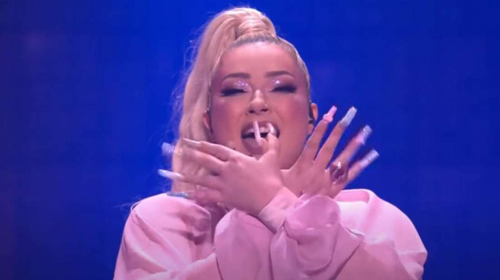 Eurovision 2022: Προκαλεί η τραγουδίστρια της Αλβανίας – Σχημάτισε τον αετό στη σκηνή