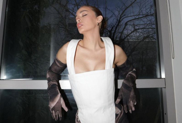 Κολάζει η Ελένη Φουρέιρα – Πόζαρε ξανά χωρίς εσώρουχα