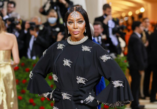 Met Gala: Το κόσμημα αξίας 6,6 εκατ. δολαρίων της Ναόμι Κάμπελ έκλεψε τις εντυπώσεις