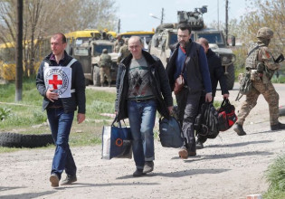 Πόλεμος στην Ουκρανία: Απομακρύνθηκαν άμαχοι από το εργοστάσιο Αζοφστάλ στη Μαριούπολη