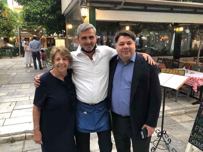 Τζορτζ Τσούνης: Βόλτα στην Πλάκα με τη μητέρα του – Η απρόσμενη συνάντηση